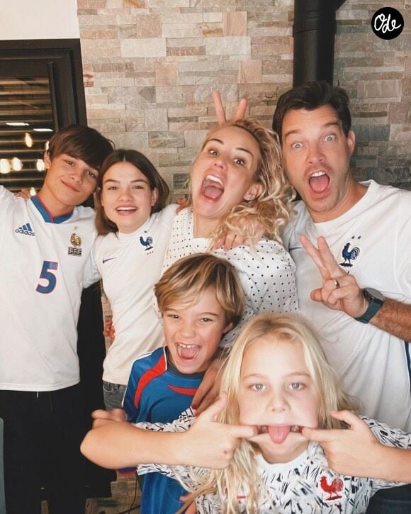 Ensemble, ils ont construit une grande tribu et sont soudés autour de leurs quatre enfants.

La famille Lacherie Gossuin au grand complet !