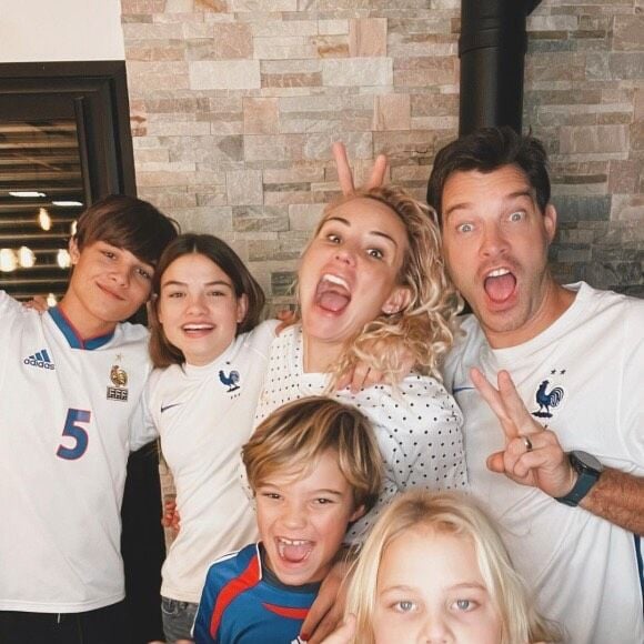Ensemble, ils ont construit une grande tribu et sont soudés autour de leurs quatre enfants.

La famille Lacherie Gossuin au grand complet !