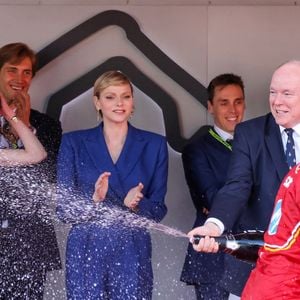 Camille Gottlieb, Charlotte Casiraghi, Ben-Sylvester Strautmann, la princesse Charlène de Monaco, Louis Ducruet, Andrea Casiraghi, le prince Albert II de Monaco - La famille princière de Monaco sur le podium avec Charles Leclerc, vainqueur du Grand Prix de Formule 1 (F1) de Monaco, le 26 mai 2024. © Claudia Albuquerque/Bestimage