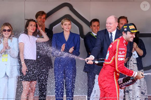 Camille Gottlieb, Charlotte Casiraghi, Ben-Sylvester Strautmann, la princesse Charlène de Monaco, Louis Ducruet, Andrea Casiraghi, le prince Albert II de Monaco - La famille princière de Monaco sur le podium avec Charles Leclerc, vainqueur du Grand Prix de Formule 1 (F1) de Monaco, le 26 mai 2024. © Claudia Albuquerque/Bestimage