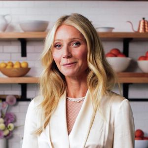 En 2021, elle a créé une marque dérivée, Goop Kitchen, spécialisée dans les plats sains à emporter et en livraison.

Gwyneth Paltrow prépare un de ses plats préférés dans sa cuisine de Los Angeles, le 28 septembre 2022.

JLPPA / Bestimage