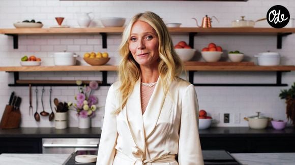 En 2021, elle a créé une marque dérivée, Goop Kitchen, spécialisée dans les plats sains à emporter et en livraison.

Gwyneth Paltrow prépare un de ses plats préférés dans sa cuisine de Los Angeles, le 28 septembre 2022.

JLPPA / Bestimage