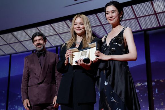 Pierfrancesco Favino, Ryūsuke Hamaguchi, Virginie Efira - Cérémonie de clôture du 79ème Festival International du Film de Cannes, le 23 mai 2026. © Borde-Jacovides-Moreau / Bestimage