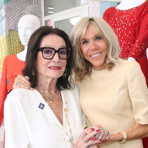 Exclusif - Nana Mouskouri et Brigitte Macron (Présidente de la Fondation des Hôpitaux) - Brigitte Macron visite l’Exposition des robes de scènes de Nana Mouskouri à la Galerie Sabine Bayasli en vue de leur vente aux enchères (le 19 juin 2023) au profit de la Fondation des Hôpitaux dont elle est la présidente. Paris le 16 Juin 2023.  © Bertrand Rindoff / Bestimage