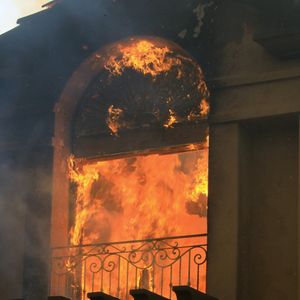Un incendie de forêt, propagé par le vent, près de Laguna Niguel en Californie © Ruaridh Stewart/ZUMA Press Wire / Bestimage