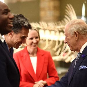Le roi Charles III s'entretient avec des invités lors de l'événement Countdown to Cop30, organisé conjointement par le Muséum d'histoire naturelle et le gouvernement britannique au Muséum de Londres. Cet événement rassemble les acteurs du changement qui s'attaquent au changement climatique et à la perte de la nature, avant le sommet de la Cop30 qui se tiendra à Belém, au Brésil, en novembre. Jeudi 9 octobre 2025. Photo par Henry Nicholls/PA Wire/ABACAPRESS.COM