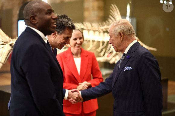 Le roi Charles III s'entretient avec des invités lors de l'événement Countdown to Cop30, organisé conjointement par le Muséum d'histoire naturelle et le gouvernement britannique au Muséum de Londres. Cet événement rassemble les acteurs du changement qui s'attaquent au changement climatique et à la perte de la nature, avant le sommet de la Cop30 qui se tiendra à Belém, au Brésil, en novembre. Jeudi 9 octobre 2025. Photo par Henry Nicholls/PA Wire/ABACAPRESS.COM