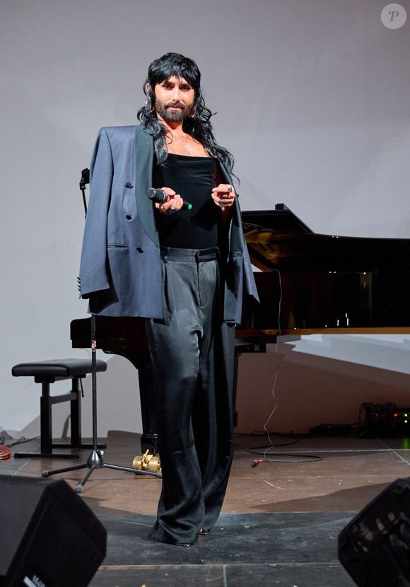 Conchita Wurst avait remporté l’Eurovision 2014 avec « Rise Like A Phoenix » et participé régulièrement à l’événement par la suite.

Conchita Wurst (Tom Neuwirth), lors du Aurum Art Club au musée des Arts appliqués de Vienna (MAK) à Vienne, Autriche, le 4 octobre 2024. © Alexander Tuma/Starpix/Action Press/Bestimage