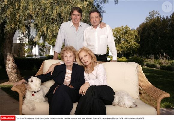 Tony Scotti, Michel Drucker, Sylvie Vartan et sa mère Illona lors de l'enregistrement de l'émission de Drucker 'Vivement Dimanche' à Los Angeles le 12 mars 2004. Photo par Jadran Lazic/Abaca