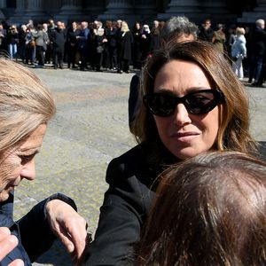 Laura Smet - Sorties des obsèques de Nathalie Baye en l'église Saint-Sulpice à Paris le 24 avril 2026. © Lionel Urman / Bestimage