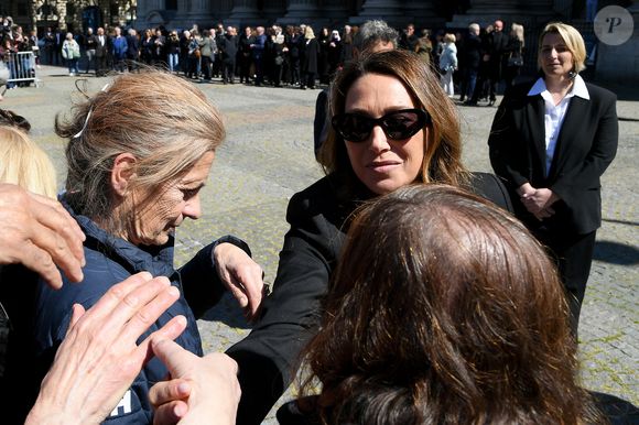 Laura Smet - Sorties des obsèques de Nathalie Baye en l'église Saint-Sulpice à Paris le 24 avril 2026. © Lionel Urman / Bestimage