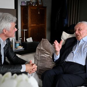 Exclusif - Philippe Bouvard, journaliste français, écrivain, homme de radio et de télévision, à son domicile, en interview télé avec le journaliste producteur Cyril Viguier à Cannes, le 27 février 2025.


© Bruno Bebert/Bestimage