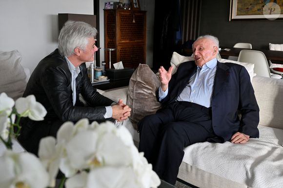 Exclusif - Philippe Bouvard, journaliste français, écrivain, homme de radio et de télévision, à son domicile, en interview télé avec le journaliste producteur Cyril Viguier à Cannes, le 27 février 2025.


© Bruno Bebert/Bestimage