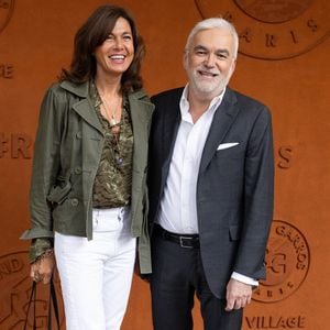 Le tournoi parisien a accueilli une pluie de célébrités ce vendredi à l'occasion du premier match opposant Jakub Menšík à Alexander Zverev.

Pascal Praud et sa compagne Catherine Bancarel au photocall du village lors des Internationaux de France de Tennis de Roland Garros , à Paris, France. © Jacovides-Moreau/Bestimage