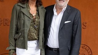Pascal Praud avec sa compagne Catherine, Caroline Roux et son mari Laurent Solly.... les personnalités télé avec leurs moitiés à Roland-Garros