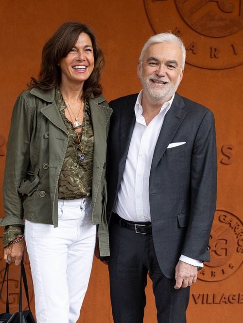 Pascal Praud avec sa compagne Catherine, Caroline Roux et son mari Laurent Solly.... les personnalités télé avec leurs moitiés à Roland-Garros
