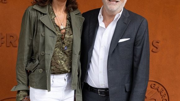 Pascal Praud avec sa compagne Catherine, Caroline Roux et son mari Laurent Solly.... les personnalités télé avec leurs moitiés à Roland-Garros