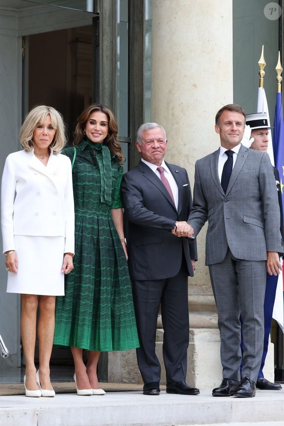 Le Président de la République française, Emmanuel Macron et la première dame Brigitte Macron reçoivent le Roi Abdallah II de Jordanie et la Reine Rania, pour un déjeuner de travail au Palais de l’Elysée à Paris, le 24 juin 2024. © Stéphane Lemouton / Bestimage