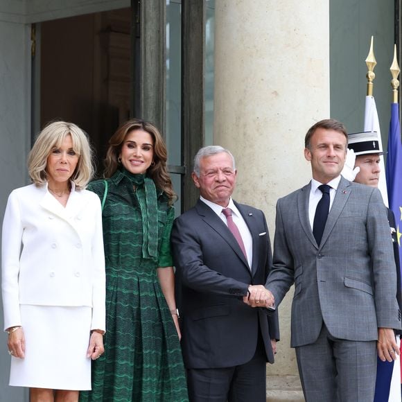 Le Président de la République française, Emmanuel Macron et la première dame Brigitte Macron reçoivent le Roi Abdallah II de Jordanie et la Reine Rania, pour un déjeuner de travail au Palais de l’Elysée à Paris, le 24 juin 2024.  © Stéphane Lemouton / Bestimage