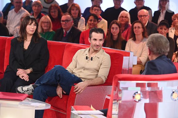 Karina Marimon et Jeremy Ferrari lors de l'enregistrement de l'émission "Vivement dimanche" au studio Rive Gauche, présentée par M.Drucker avec une diffusion sur France 3 le 8 mars 2026, à Paris, France, le 25 février 2026. © Guillaume Gaffiot/Bestimage