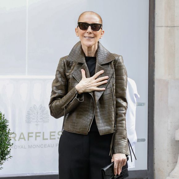 Céline Dion - Céline Dion acclamée par ses fans à la sortie du palace Royal Monceau à Paris. Céline Dion fait son grand retour sur scène à Paris avec une série de concerts exceptionnels à la Paris La Défense Arena du 12 septembre au 17 octobre 2026. Seize dates exclusives en septembre et octobre 2026, ainsi que dix dates en mai 2027, pour un spectacle qui s'annonce d'ores et déjà historique. Paris le31/08/2026.
© Marc Ausset Lacroix / Bestimage