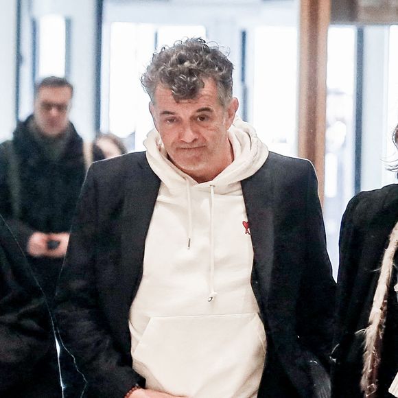 Stéphane Plaza arrive pour le verdict de son procès pour violences sur deux anciennes compagnes, à Paris, France, le 18 février 2025. L'agent immobilier de 54 ans est jugé pour "violences physiques et/ou psychologiques habituelles par concubin" entre 2018 et 2022 sur une ancienne compagne, Amandine, ainsi que pour "violences psychologiques habituelles par concubin" sur Paola, entre 2021 et 2022. Stéphane Plaza reconnu coupable de "violences habituelles par concubin" et condamné à 12 mois de prison avec sursis. © Chrstophe Clovis/Bestimage