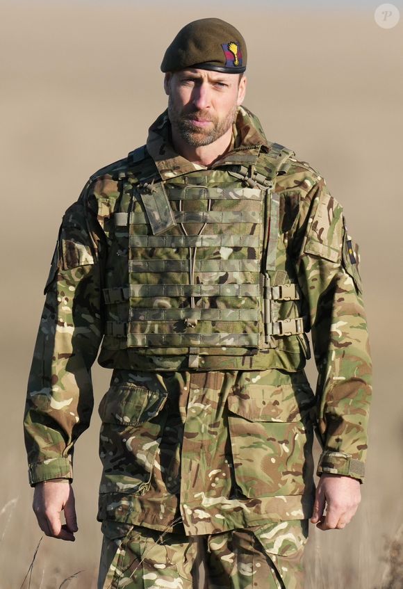 Le prince William, prince de Galles, colonel des Welsh Guards, rend visite au 1er bataillon des Welsh Guards dans la plaine de Salisbury, Royaume Uni, le 26 novembre 2024. © Aaron Chown/WPA-Pool/Bestimage