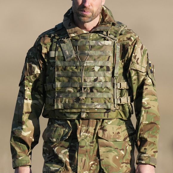 Le prince William, prince de Galles, colonel des Welsh Guards, rend visite au 1er bataillon des Welsh Guards dans la plaine de Salisbury, Royaume Uni, le 26 novembre 2024. © Aaron Chown/WPA-Pool/Bestimage
