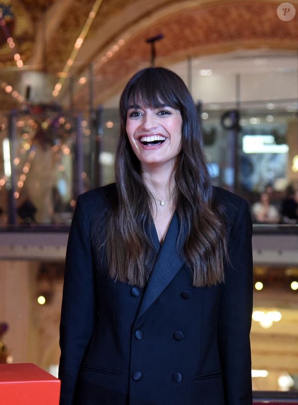 Clara Luciani lors de l'inauguration de Noël aux Galeries Lafayette à Paris, France, le 12 novembre 2025. Photo par Alain Apaydin/ABACAPRESS.COM