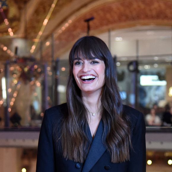 Clara Luciani lors de l'inauguration de Noël aux Galeries Lafayette à Paris, France, le 12 novembre 2025. Photo par Alain Apaydin/ABACAPRESS.COM