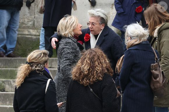Evelyne Dheliat et Françoise Laborde arrivent à la cérémonie des obsèques de Catherine Laborde à l'église Saint-Roch à Paris, France, le 6 février 2025. L'emblématique présentatrice météo de TF1 est décédée le 28 janvier 2025 à l'âge de 73 ans, des suites d'une démence à corps de Lewy, une maladie neurodégénérative dont Catherine Laborde souffrait depuis 2014. Photo par Jerome Domine/ABACAPRESS.COM