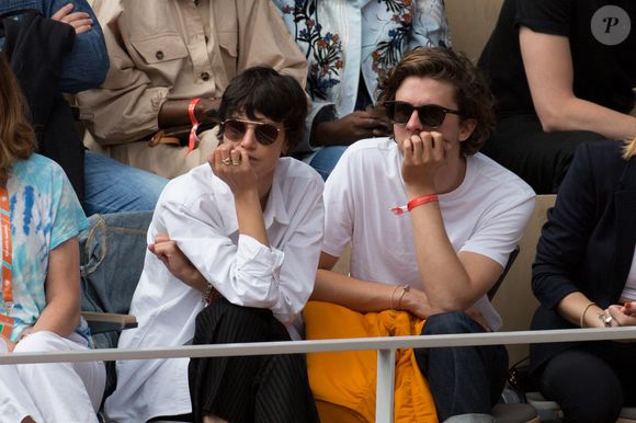 Lucie Boujenah, Thomas Soliveres dans les tribunes lors des Internationaux de France de Tennis de Roland Garros 2022, le 27 mai 2022.  © MPP / Bestimage