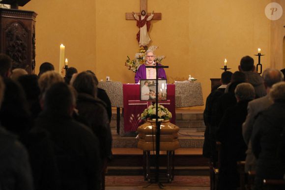 Exclusif - Obsèques de Maïté, la célèbre cuisinière et restauratrice, en présence des ses deux petites-filles Perrine et Camille Ordonez en l'église Saint-Barthélemy de Rion-des-Landes, son village natal le 26 décembre 2024. © Patrick Bernard/Bestimage
