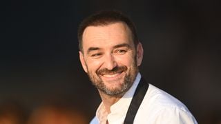 25 ans qu'il en rêvait ! Cyril Lignac reprend la cuisine d'un restaurant mythique à Paris, images avant le lancement imminent
