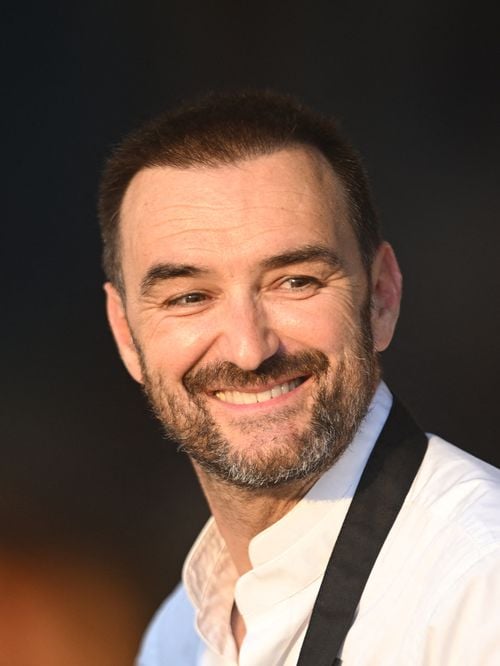 25 ans qu'il en rêvait ! Cyril Lignac reprend la cuisine d'un restaurant mythique à Paris, images avant le lancement imminent