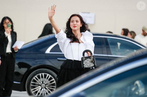 Jisoo à la sortie du défilé Christian Dior Mode Féminine Prêt-À-Porter Automne/Hiver 2025-2026 lors de la Fashion Week de Paris (PFW), à Paris, France, le 4 mars 2025. © Christophe Clovis/Bestimage