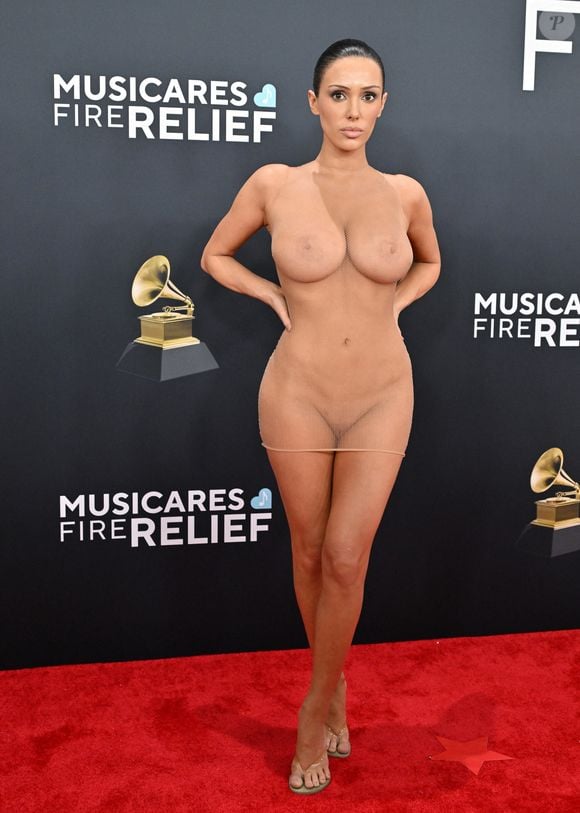 Kanye West et sa femme Bianca Censori ont été raccompagnés à la sortie des 67ème Grammy Awards pour tenue indécente sur le tapis rouge, au Crypto.com Arena de Los Angeles, Californie, etats-Unis, le 2 février 2025. © Axelle/BG/GoffPhotos/Bestimage