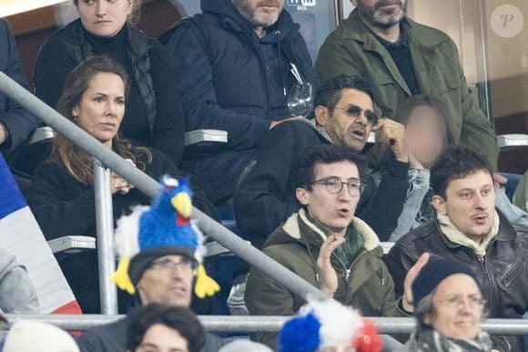 Jamel Debbouze avec sa femme Mélissa Theuriau et leur fille Lila Debbouze dans les tribunes du quart de finale de la Ligue des Nations de l'UEFA 2025 "France - Croatie (2-0 / tab 5-4)" au Stade de France à Saint-Denis le 23 mars 2025.

© Cyril Moreau/Bestimage