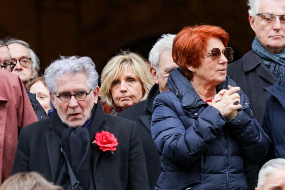 Evelyne Dhéliat, Véronique Genest - Sortie des obsèques de Catherine Laborde en l’église Saint-Roch à Paris, le 6 février 2025. Décédée le 28 janvier 2025 à l'âge de 73 ans, l'ancienne présentatrice météo de TF1 (1988 - 2017) était atteinte de la maladie neurodégénérative à corps de Lewy. 
© Jacovides - Moreau / Bestimage