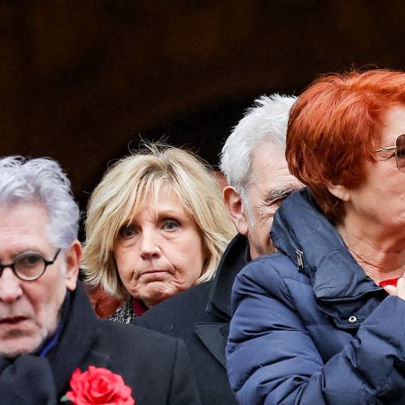 Evelyne Dhéliat, Véronique Genest - Sortie des obsèques de Catherine Laborde en l’église Saint-Roch à Paris, le 6 février 2025. Décédée le 28 janvier 2025 à l'âge de 73 ans, l'ancienne présentatrice météo de TF1 (1988 - 2017) était atteinte de la maladie neurodégénérative à corps de Lewy. 
© Jacovides - Moreau / Bestimage