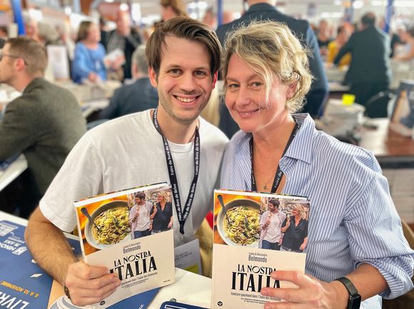 Alessandro Belmondo et sa mère Luana - Foire du Livre de Brive 2024 à la Halle Georges Brassens de Brive-la-Gaillarde le 8 novembre 2024.
© Fabien Faure / Bestimage