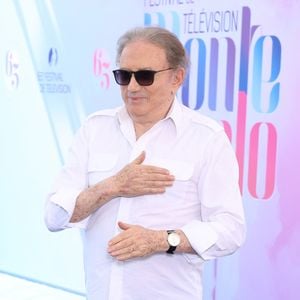 Michel Drucker - Photocall pour sa Nymphe d'honneur au Grimaldi Forum lors de la 65eme édition du Festival TV De Monte Carlo le 13 Juin 2026

 © Denis Guignebourg /Bestimage