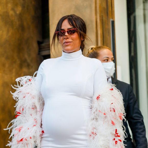 Amel Bent, enceinte, à la sortie du défilé femme Giambattista Valli Automne/Hiver 2022/2023 lors de la Fashion Week de Paris, France, le 7 mars 2022. © Veeren-Clovis/Bestimage