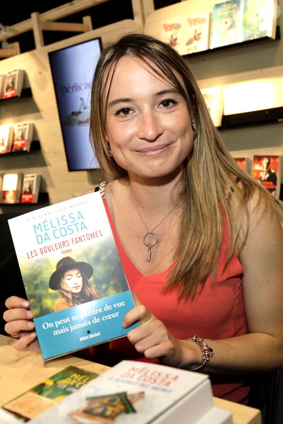 Mélissa Da Costa lors du festival du livre Paris 2022 au Grand Palais Ephémère le 23 avril 2022.

© Cédric Perrin / Bestimage