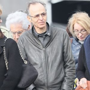 Philippe Gildas et Jean-Jacques Goldman lors des obsèques de Véronique Colucci au cimetière communal de Montrouge, le 12 avril 2018.