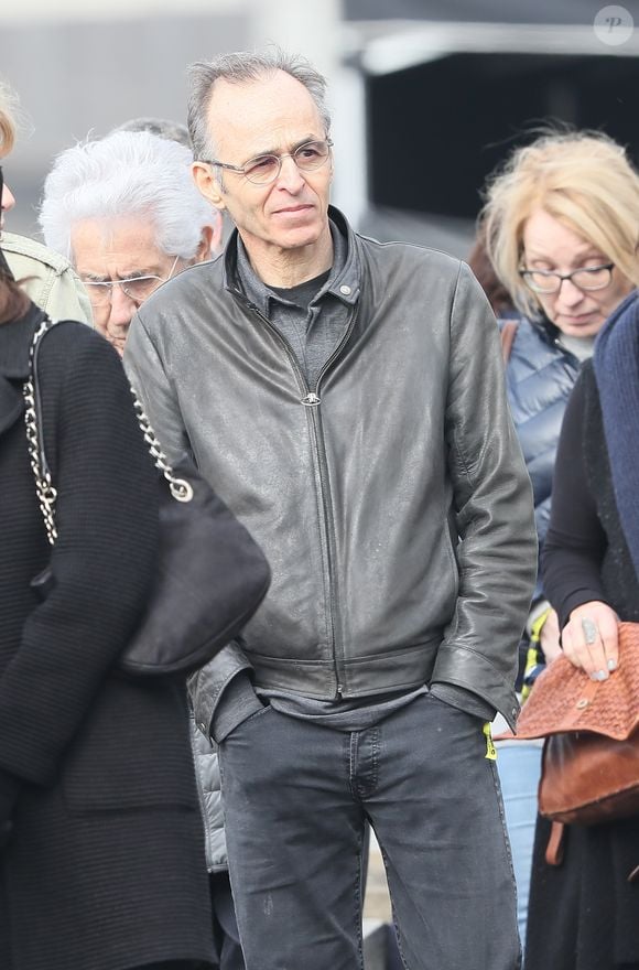 Philippe Gildas et Jean-Jacques Goldman lors des obsèques de Véronique Colucci au cimetière communal de Montrouge, le 12 avril 2018.