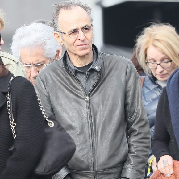 Philippe Gildas et Jean-Jacques Goldman lors des obsèques de Véronique Colucci au cimetière communal de Montrouge, le 12 avril 2018.