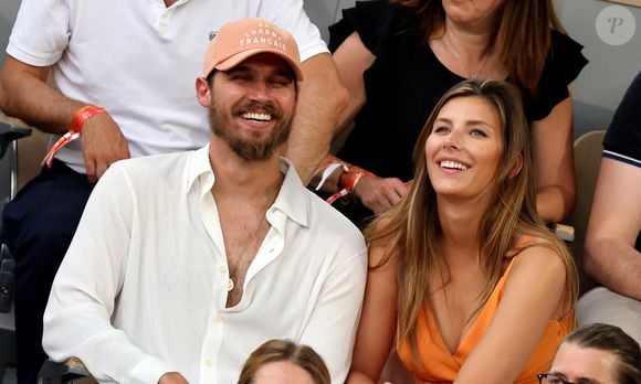 Théo Fleury et sa compagne Camille Cerf, Miss France 2015 en tribune (jour 14) lors des Internationaux de France de Tennis de Roland Garros 2022 à Paris, France, le 4 juin 2022. © Dominique Jacovides/Bestimage