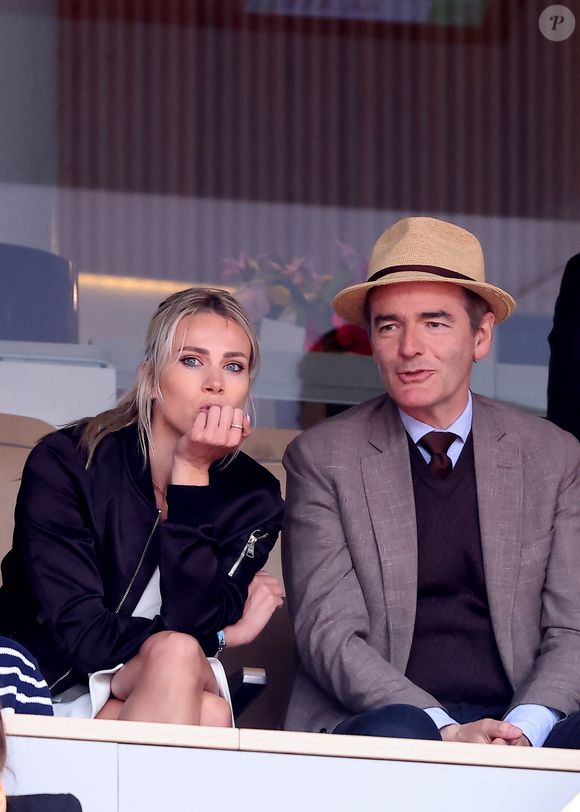 Marion Rousse et Franck Ferrand dans les tribunes lors des Internationaux de France de Tennis de Roland Garros 2025, à Paris, France, le 27 mai 2025. © Jacovides-Moreau/Bestimage