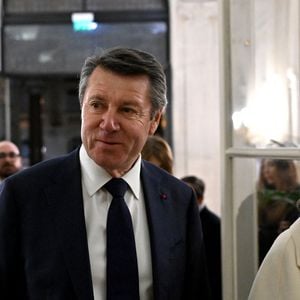 Christian Estrosi, le maire de Nice, arrive avec sa femme Laura Tenoudji Estrosi et leur fille Bianca entouré par ses proches collaborateur pour le débat télévisé sur le plateau de BFM TV Nice Matin Le Figaro, installé dans les salons du Musée Masséna à Nice entre les principaux candidats pour la prochaine élection municipale de Nice avec Eric Ciotti (UDR), Mireille Damiano (LFI), Juliette Chesnel le Roux (Union de la Gauche) et Christian Estrosi (Horizon), le 7 mars 2026. © Bruno Bebert/Bestimage